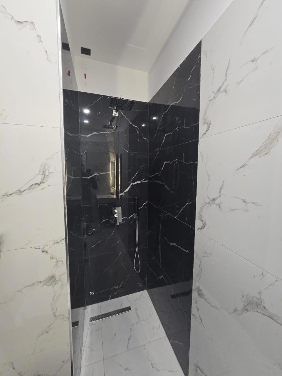 Elite Inn Vlorë Buitenkant foto